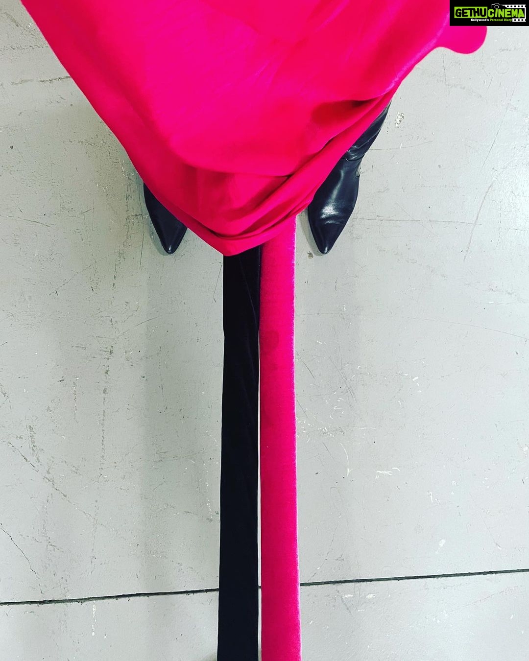 Pallavi Sharda Instagram - Dhisshhkiyaaooon 🔫 Because latergram is better than nevergram. Thank you @_productofculture_ and @sawientertainment for putting me in a room full of women more brilliant than me. I’m a bit terrible at taking photos so there’s one of me twinning with a rope over some of the excellent humans in the room for whom I have such incredible admiration. Let’s just say the rope represents the extension of love, respect & burgeoning creativity between all who were present! Excited to be part of a community of excellent South Asian women from all over the globe striving to keep it radically authentic & push the boundaries of global storytelling 🖤💕 Thank you @devs213 for keeping me close to my roots in this hot pink dhoti suit by @studiorigu & earrings by @andreaiyamah
