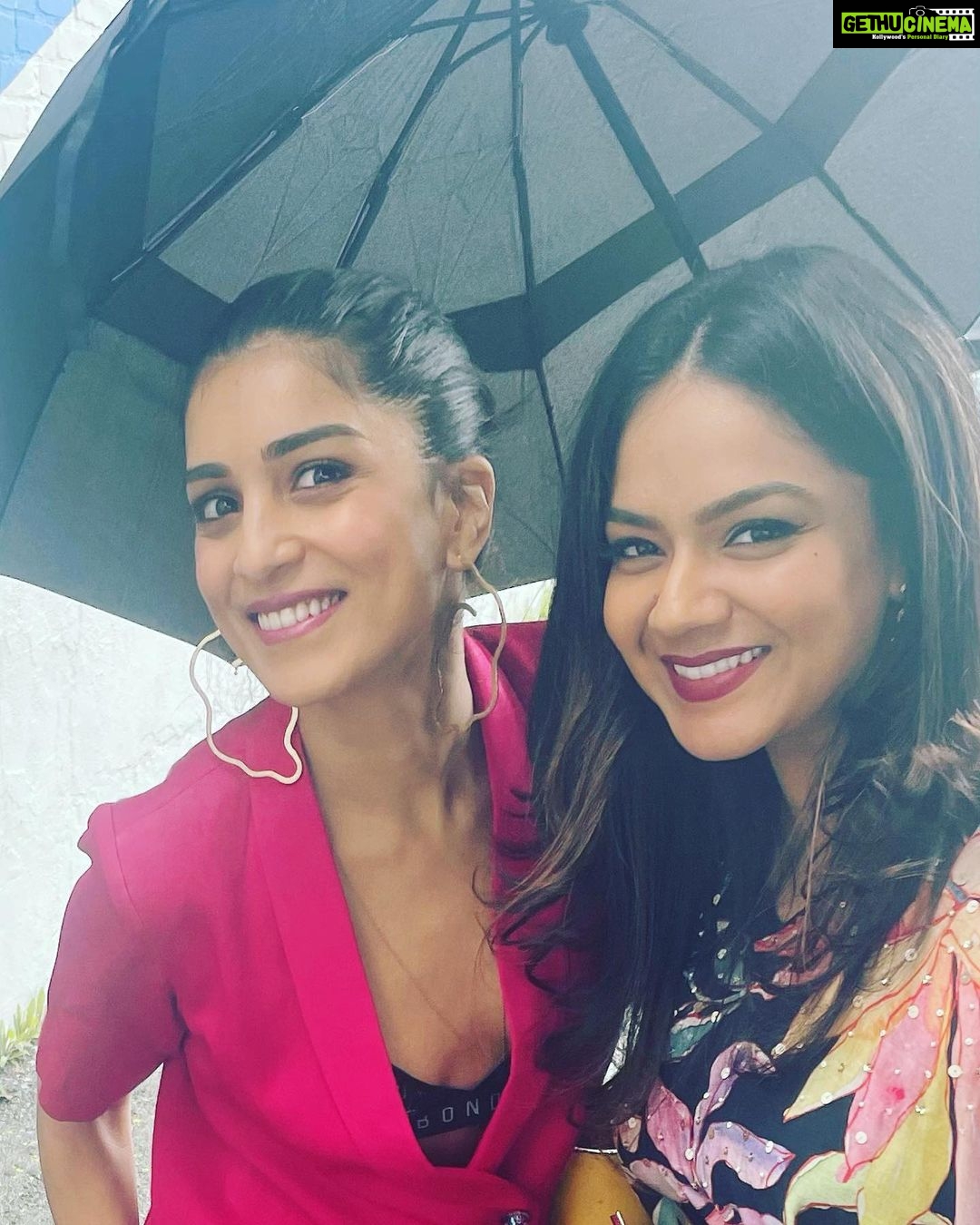 Pallavi Sharda Instagram - Dhisshhkiyaaooon 🔫 Because latergram is better than nevergram. Thank you @_productofculture_ and @sawientertainment for putting me in a room full of women more brilliant than me. I’m a bit terrible at taking photos so there’s one of me twinning with a rope over some of the excellent humans in the room for whom I have such incredible admiration. Let’s just say the rope represents the extension of love, respect & burgeoning creativity between all who were present! Excited to be part of a community of excellent South Asian women from all over the globe striving to keep it radically authentic & push the boundaries of global storytelling 🖤💕 Thank you @devs213 for keeping me close to my roots in this hot pink dhoti suit by @studiorigu & earrings by @andreaiyamah