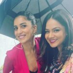 Pallavi Sharda Instagram - Dhisshhkiyaaooon 🔫 Because latergram is better than nevergram. Thank you @_productofculture_ and @sawientertainment for putting me in a room full of women more brilliant than me. I’m a bit terrible at taking photos so there’s one of me twinning with a rope over some of the excellent humans in the room for whom I have such incredible admiration. Let’s just say the rope represents the extension of love, respect & burgeoning creativity between all who were present! Excited to be part of a community of excellent South Asian women from all over the globe striving to keep it radically authentic & push the boundaries of global storytelling 🖤💕 Thank you @devs213 for keeping me close to my roots in this hot pink dhoti suit by @studiorigu & earrings by @andreaiyamah