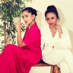 Pallavi Sharda Instagram - Dhisshhkiyaaooon 🔫 Because latergram is better than nevergram. Thank you @_productofculture_ and @sawientertainment for putting me in a room full of women more brilliant than me. I’m a bit terrible at taking photos so there’s one of me twinning with a rope over some of the excellent humans in the room for whom I have such incredible admiration. Let’s just say the rope represents the extension of love, respect & burgeoning creativity between all who were present! Excited to be part of a community of excellent South Asian women from all over the globe striving to keep it radically authentic & push the boundaries of global storytelling 🖤💕 Thank you @devs213 for keeping me close to my roots in this hot pink dhoti suit by @studiorigu & earrings by @andreaiyamah