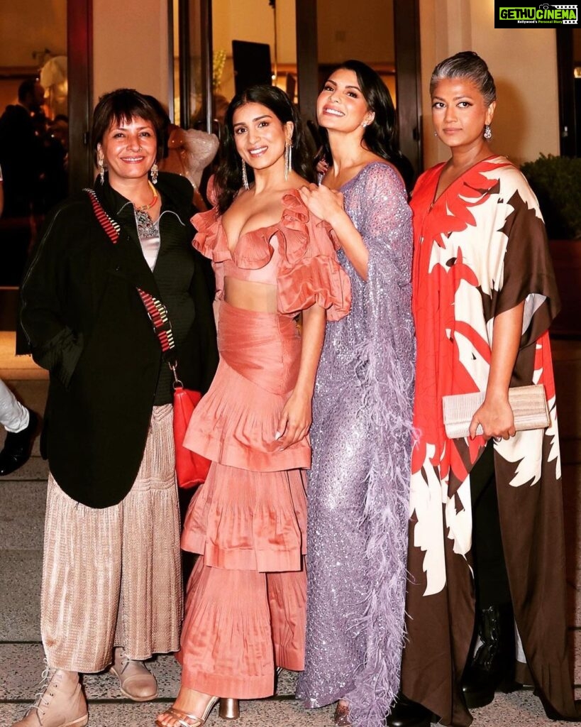 Pallavi Sharda Instagram - More love, pure love! Aussie dress, Indian jewels… I wear how I feel 💃🏽 #southasianexcellence #oscars2023 @peachhillmedia @_productofculture_ Locks by @kassabbeauty