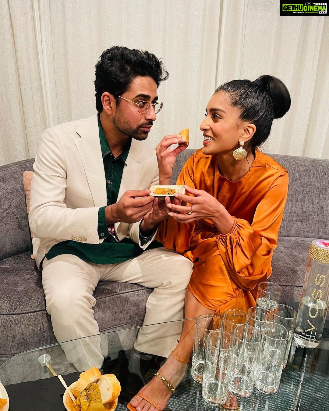 Pallavi Sharda Instagram - Oh what JOY. Thank you @netflixgolden @hollywoodreporter @goldhouseco for bringing together a room full of humans who share so much context, so many stories, have jumped through insurmountable hoops and have - in many cases - overcome historical othering to be able to today stand tall as artists of Asian descent. Events such as this not only remind us of community, of the richness of our shared heritage, but they also shine a bright forward light over the aspirations of our future peers. May they be able to ideate, triangulate and celebrate within the nuances of duality and all its story-telling gloryโฆ without the question of belonging. What a pleasure to meet & share a stage with so many of my contemporary idols. I am in awe of everyone that was in that room. Special shout out to the wedding season fam who were present: my partner in fun-loving crime @surajsharmagram, ace DP @meendawg, Manager no 1 @rajvr42 and our fearless producer @samosastories ๐งก๐ฎ๐ณ More posts incoming. Because this was just that kind of evening! ๐ธ @tracythnguyen @gettyimages ๐ @andreaiyamah ๐ @cuyana ๐ @katmaconie @collective.agencyla Vision: @devs213