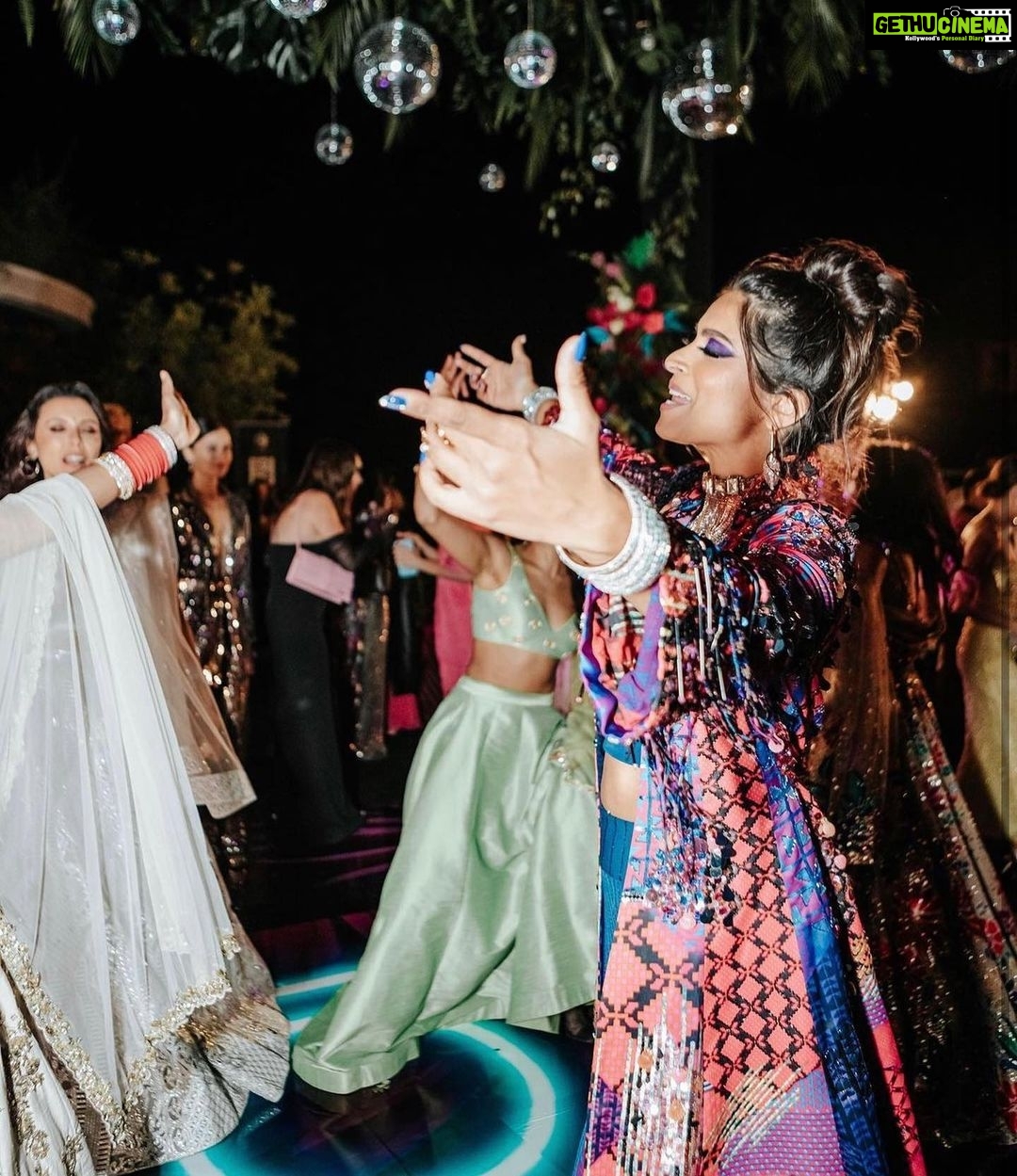 Pallavi Sharda Instagram - Thank you again @lilly! For the garam chai, the golgappas, the gappรฉ, the giddah and the abundance of love & extraordinary humans! ๐ฅ๐ Thank you also to the homegrown sweet dish @tesherrrr for sharing your ๐ถ with us (& for slide 4 ๐). And yes thatโs an imaginary patiala peg on my head. #loveandlight2022 #cookerdiseetibajgayee ๐ธ @amberrainphotography ๐ @manikjassal