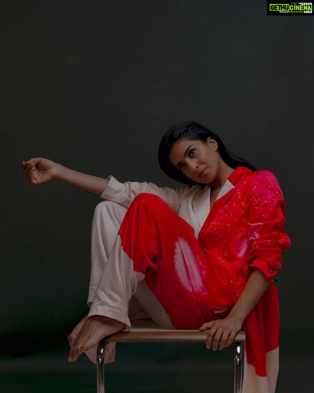 Pallavi Sharda - 6.3K Likes - A maverick human, an Asian artist working amongst the highest of fashion’s echelons at a time when no one else had been able to. But he was a visionary regardless, a pioneer in form and aesthetics even without the applause of establishment. 🙏🏽
Wearing @isseymiyakeofficial, shot by @milighosh, styled by @devs213 🦩
