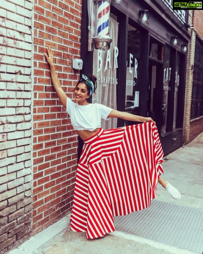 Pallavi Sharda Instagram - Wearing my stripes into Monday morning… ☀️ With 📸 @photographedbyonken 🧣 @onkenhat 🦓 @houseofaama 👗 @devs213