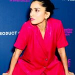 Pallavi Sharda Instagram - Dhisshhkiyaaooon 🔫 Because latergram is better than nevergram. Thank you @_productofculture_ and @sawientertainment for putting me in a room full of women more brilliant than me. I’m a bit terrible at taking photos so there’s one of me twinning with a rope over some of the excellent humans in the room for whom I have such incredible admiration. Let’s just say the rope represents the extension of love, respect & burgeoning creativity between all who were present! Excited to be part of a community of excellent South Asian women from all over the globe striving to keep it radically authentic & push the boundaries of global storytelling 🖤💕 Thank you @devs213 for keeping me close to my roots in this hot pink dhoti suit by @studiorigu & earrings by @andreaiyamah