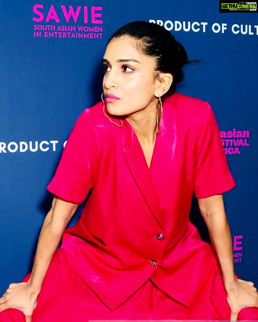 Pallavi Sharda Instagram - Dhisshhkiyaaooon 🔫 Because latergram is better than nevergram. Thank you @_productofculture_ and @sawientertainment for putting me in a room full of women more brilliant than me. I’m a bit terrible at taking photos so there’s one of me twinning with a rope over some of the excellent humans in the room for whom I have such incredible admiration. Let’s just say the rope represents the extension of love, respect & burgeoning creativity between all who were present! Excited to be part of a community of excellent South Asian women from all over the globe striving to keep it radically authentic & push the boundaries of global storytelling 🖤💕 Thank you @devs213 for keeping me close to my roots in this hot pink dhoti suit by @studiorigu & earrings by @andreaiyamah