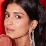 Pallavi Sharda Instagram - More love, pure love! Aussie dress, Indian jewels… I wear how I feel 💃🏽 #southasianexcellence #oscars2023 @peachhillmedia @_productofculture_ Locks by @kassabbeauty