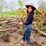 Pallavi Sharda Instagram - What’s better than contributing to reforestation? Doing it with people you love. 🌳🧡 Galápagos Islands