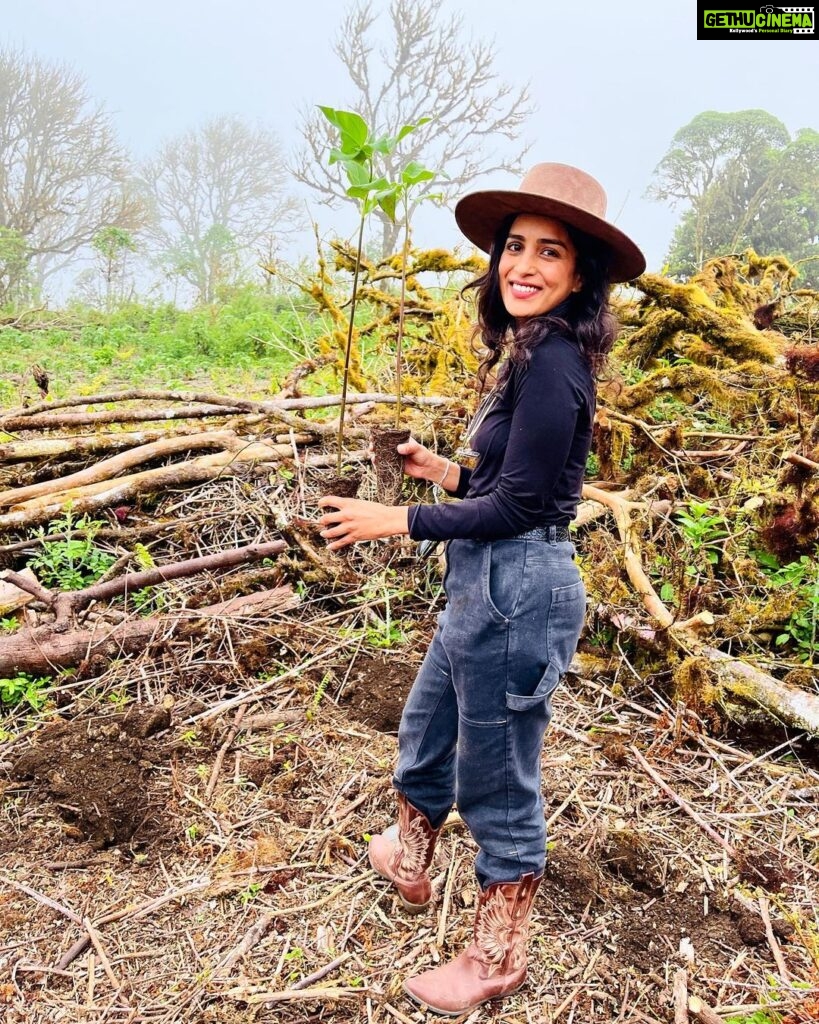 Pallavi Sharda Instagram - What’s better than contributing to reforestation? Doing it with people you love. 🌳🧡 Galápagos Islands