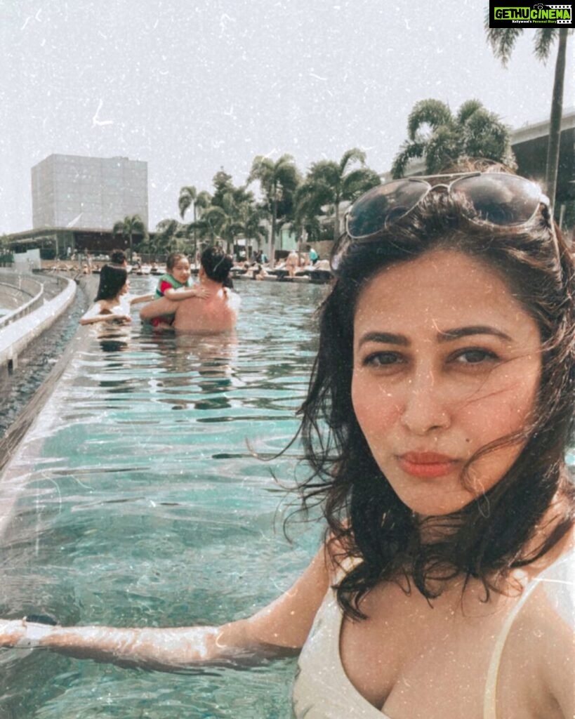 Panchi Bora Instagram - 🍹 Infinity Pool at Sky Park Marina Bay Sands Hotel Singapore