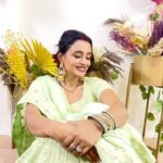 Parul Chauhan Instagram - Rangi saari gulaabi chunariya re Mohe maare najariya sanwariya re ❤️❤️❤️❤️❤️