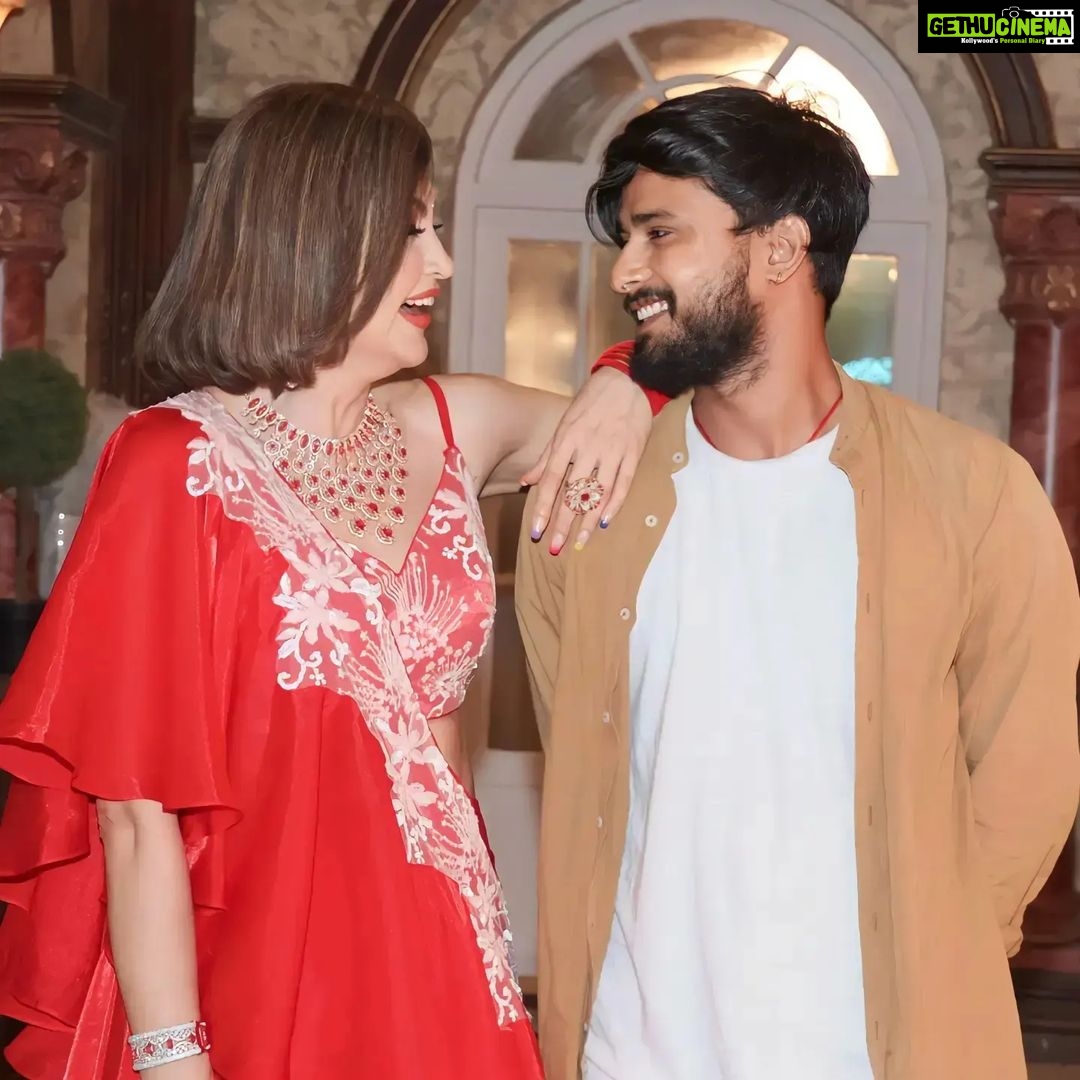 Parull Chaudhry Instagram - सुकून मिले करार मिले, जग की सारी खुशियां मिल जाएं, देवी जैसी पवित्र तुम छू लो तो मुरझाए फुल भी खिल जाए-2!! खिले सारे ख्वाब तुम्हारे तुम्हारे हर मंजिल मिल जाए! और मिले मंजिल तो स्वर्ग भी मिले इंसान से तू अप्सरा बन जाए! बने अप्सरा फिर ख्वाब सजे सारे शुरू हो सतयुग तू फिर से देवी बन जाए!!!! #bhagyalakshmi #zeetv #bts #fellings #poetry