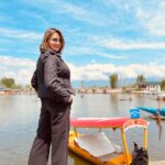 Parull Chaudhry Instagram – There are a few places that are just like postcards. 
They require no filter. 
It was my first trip to Srinagar, and I still can’t get over the beauty of this state. 
A must visit for everyone. 

Top @zara 
Trousers @hm 
Jacket @mango 
Shoes @bata.india 

#throwback #dallake #srinagar #parullchaudhry #actor #influencer #contentcreator #parullians #explore #bhagyalakshmi #jofithaiwohhithai #traveller #vlogger #chaudhryonthego #fashion #fitness #beauty #lifestyle #fashionblogger #beautyblogger #yogini #fitnessmotivation #travel #saasbahuaurbetiyaan #parullkipaltan Dal Lake, Srinagar