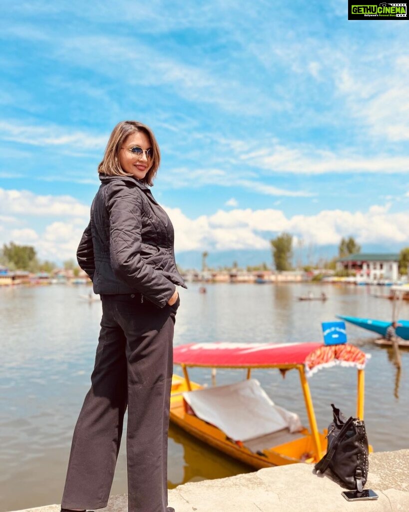 Parull Chaudhry Instagram - There are a few places that are just like postcards. They require no filter. It was my first trip to Srinagar, and I still can’t get over the beauty of this state. A must visit for everyone. Top @zara Trousers @hm Jacket @mango Shoes @bata.india #throwback #dallake #srinagar #parullchaudhry #actor #influencer #contentcreator #parullians #explore #bhagyalakshmi #jofithaiwohhithai #traveller #vlogger #chaudhryonthego #fashion #fitness #beauty #lifestyle #fashionblogger #beautyblogger #yogini #fitnessmotivation #travel #saasbahuaurbetiyaan #parullkipaltan Dal Lake, Srinagar
