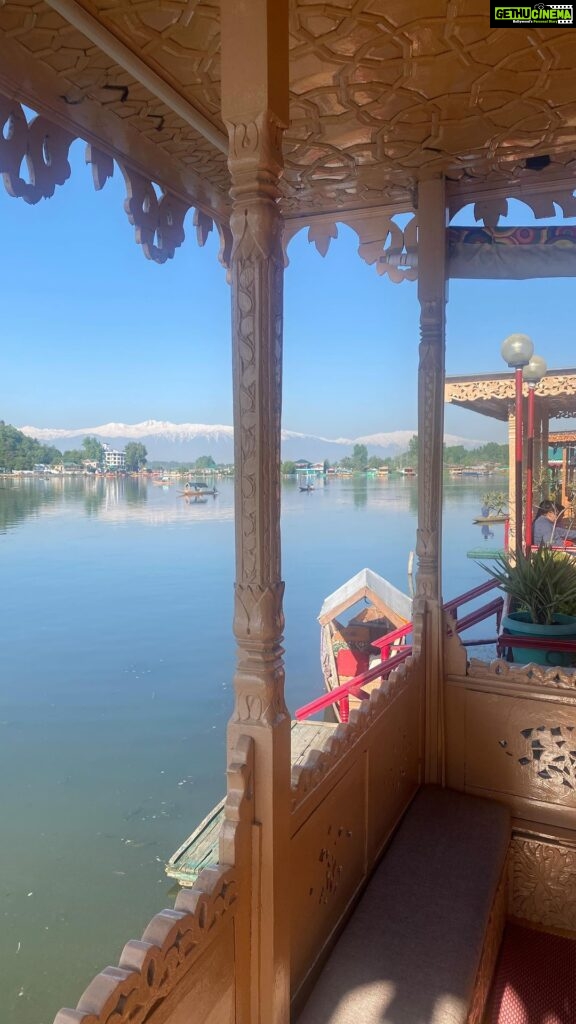 Parull Chaudhry Instagram - Let’s take you inside on one of the most beautiful houseboat Pakhtoon Palace managed by @clubmahindra Gorgeous interiors, we felt we were actually entering a palace, with heated mattresses and a five star washroom, great staff, yummy home cooked food, friendly manager. My first stay on a houseboat and a very special experience. Hospitality par excellence. Thank you @mukulabhyankar for this lovely experience. #kashmir #houseboat #dallake #parullchaudhry #actor #influencer #contentcreator #parullians #explore #bhagyalakshmi #jofithaiwohhithai #traveller #vlogger #chaudhryonthego #fashion #fitness #beauty #lifestyle #fashionblogger #beautyblogger #yogini #fitnessmotivation #travel #saasbahuaurbetiyaan #parullkipaltan