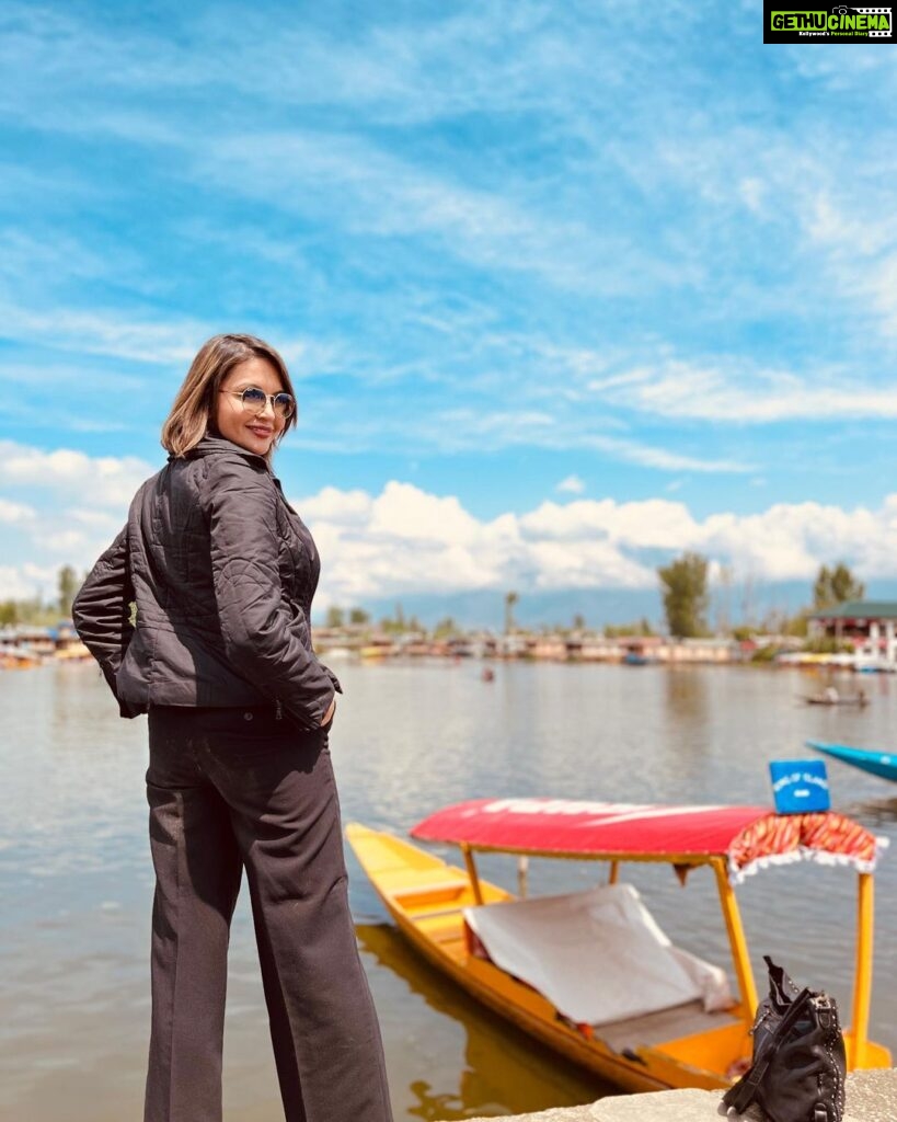 Parull Chaudhry Instagram - There are a few places that are just like postcards. They require no filter. It was my first trip to Srinagar, and I still can’t get over the beauty of this state. A must visit for everyone. Top @zara Trousers @hm Jacket @mango Shoes @bata.india #throwback #dallake #srinagar #parullchaudhry #actor #influencer #contentcreator #parullians #explore #bhagyalakshmi #jofithaiwohhithai #traveller #vlogger #chaudhryonthego #fashion #fitness #beauty #lifestyle #fashionblogger #beautyblogger #yogini #fitnessmotivation #travel #saasbahuaurbetiyaan #parullkipaltan Dal Lake, Srinagar