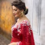 Parull Chaudhry Instagram - Something interesting coming up Gorgeous handmade saree @kharazari Designer @inehapahuja Makeup @santosh_makeupartist Hair @fatimashaikhhairstylist #parullchaudhry #actor #influencer #contentcreator #parullians #explore #bhagyalakshmi #jofithaiwohhithai #traveller #vlogger #chaudhryonthego #fashion #fitness #beauty #lifestyle #fashionblogger #beautyblogger #yogini #fitnessmotivation #travel #saasbahuaurbetiyaan #parullkipaltan Mumbai - मुंबई