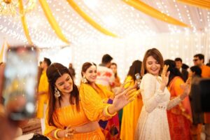 Parull Chaudhry Instagram - When two of your closest friends come together to form a bond for a lifetime, you feel on the top of the world. 

So happy for @sheendass and Rohan, two beautiful human beings are bound by friendship and love. 

I wish you both only happiness, and you both know I am always there for you ❤️🤗

Love you both 

#happymarriedlife #bffgoals 

Outfit @the_adhya_designer ❤️

Jewellery  @shaikhaasifa626 ❤️

📸 @levelupstudio01 ❤️

Wedding planner @zool_production ❤️