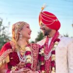 Parull Chaudhry Instagram - Mere yaaron ki shaadi❤️ @sheendass ❤️ Rohan ❤️ #rosheen This feeling can’t be described in words when two of my favourite people have come together for a lifetime ❤️ Good bless you both, may you both have these smiles stuck on your faces forever ❤️ Love love love Srinagar, Jammu and Kashmir