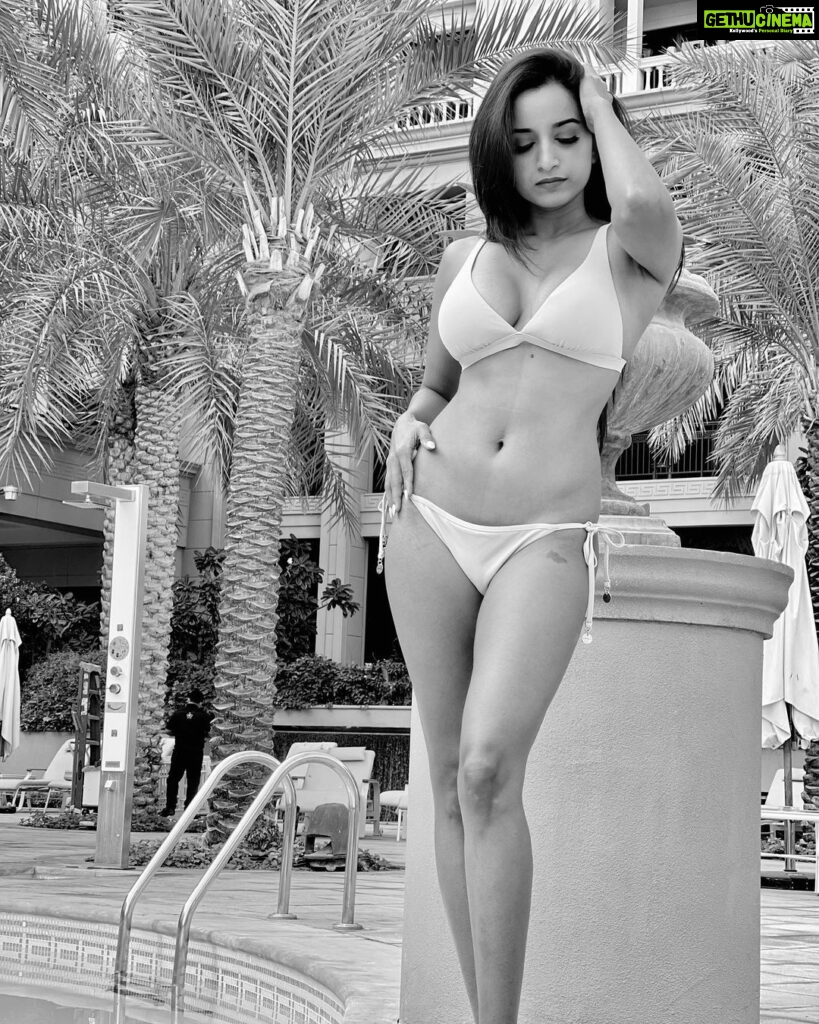 Pooja Bhalekar Instagram - Too hot for the summer ☀️🍹 . . @palazzoversacedubai @seafolly_me @seafollyaustralia Palazzo Versace Hotel