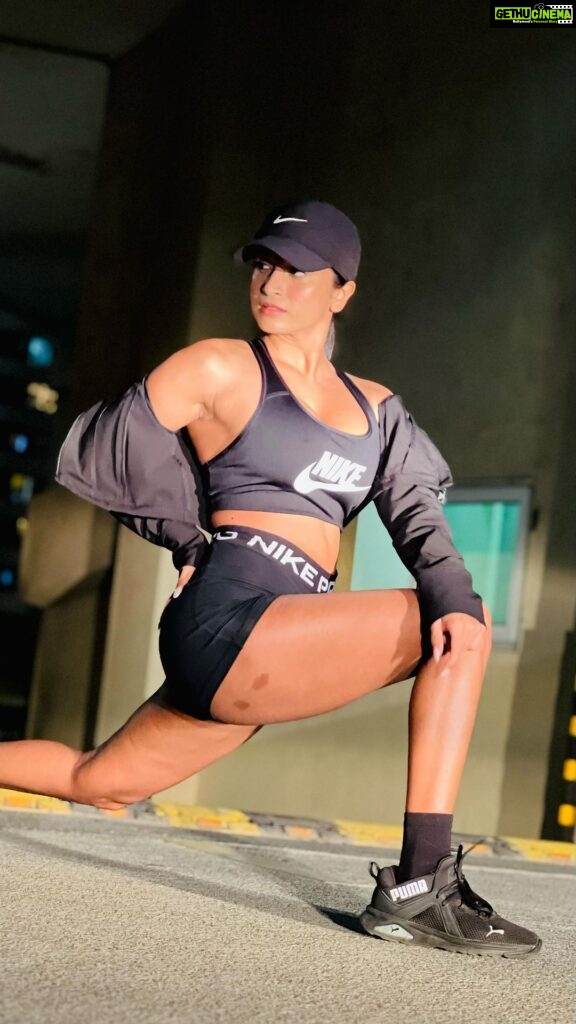Pooja Bhalekar Instagram - HUSTLE FOR THE MUSCLE 🦦 . . . . . . . . . . . . #glutes #hamstrings #legday #legworkout #squats #fitness #reelsinstagram #fitnessreels #gym #getfit #hustle #nopainnogain #nike #nikegirl #legs #fitnessaddict #justdoit #nikewomen
