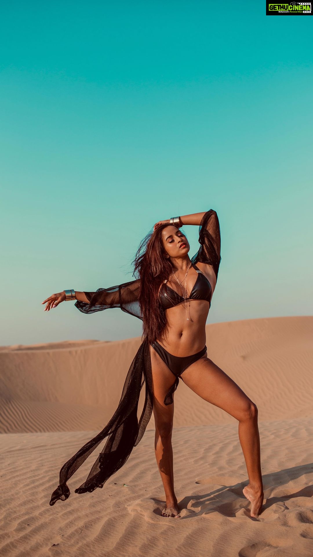 Pooja Bhalekar Instagram - Somewhere in parallel dimension 🏜️ #fyp #reel