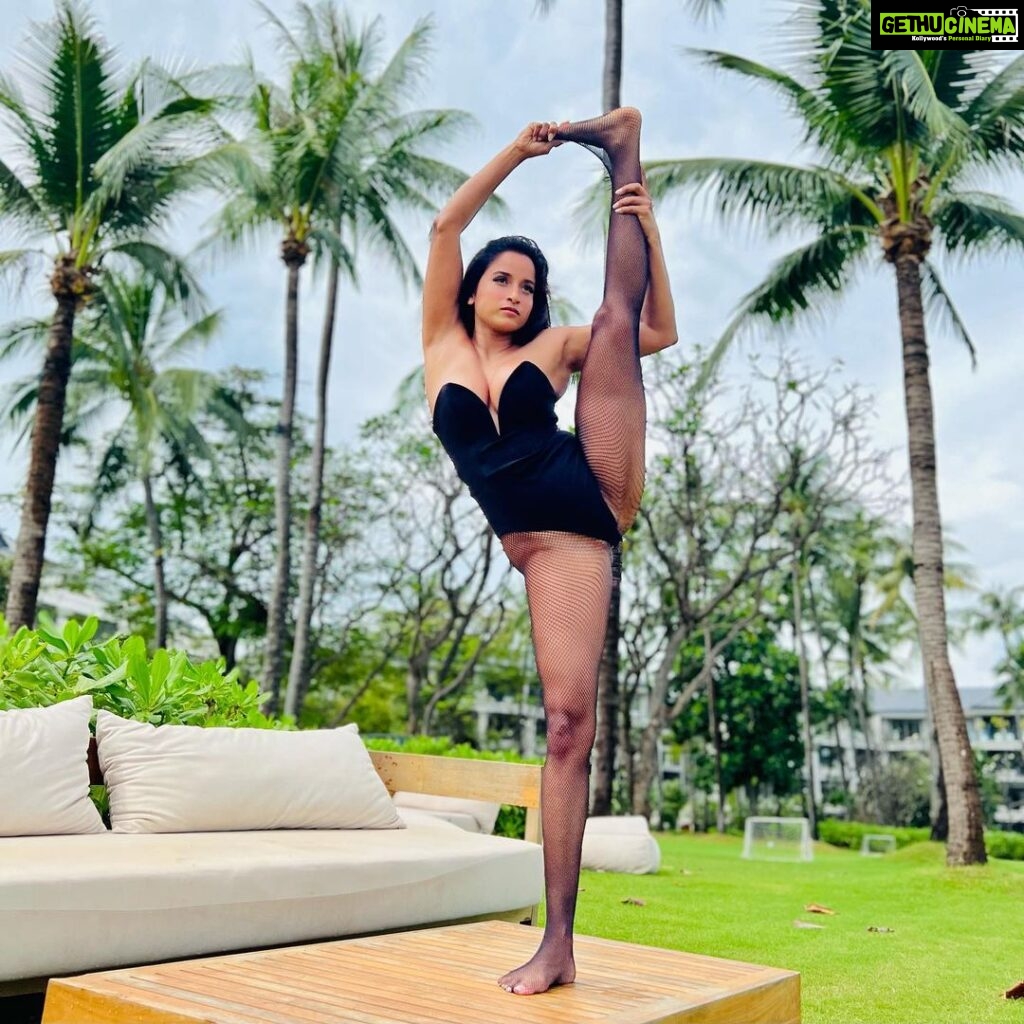 Pooja Bhalekar Instagram - It doesn’t matter if things aren’t perfect, my practice is my time to feel alive, calm, focused & connected 🦩 Centara Reserve Samui