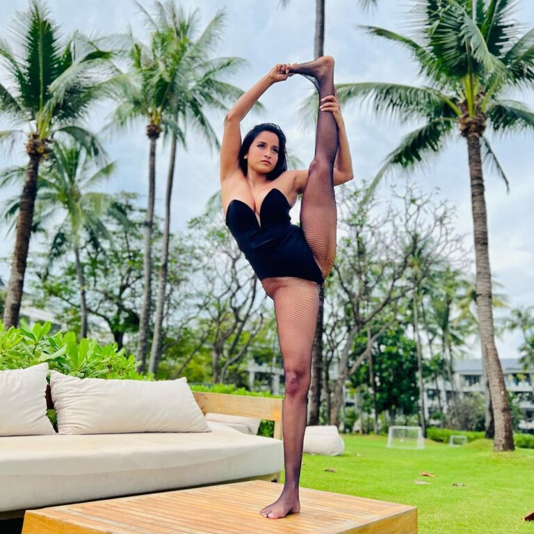 Pooja Bhalekar Instagram - It doesn’t matter if things aren’t perfect, my practice is my time to feel alive, calm, focused & connected 🦩 Centara Reserve Samui