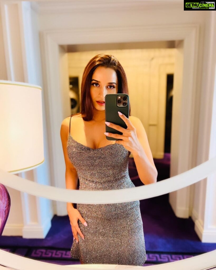 Pooja Bhalekar Instagram - When you only dress up for mirror selfies.. 🤭 . . . . . . . . . . . . . #luxurylifestyle #dubailife #fashionstyle #love #explore #fypage Palazzo Versace Hotel