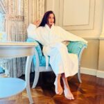 Pooja Bhalekar Instagram - When you want to order salad 🥗but end up ordering PIZZA🍕instead… INSTANT REGRET 🙄 #poojabhalekar Palazzo Versace Hotel