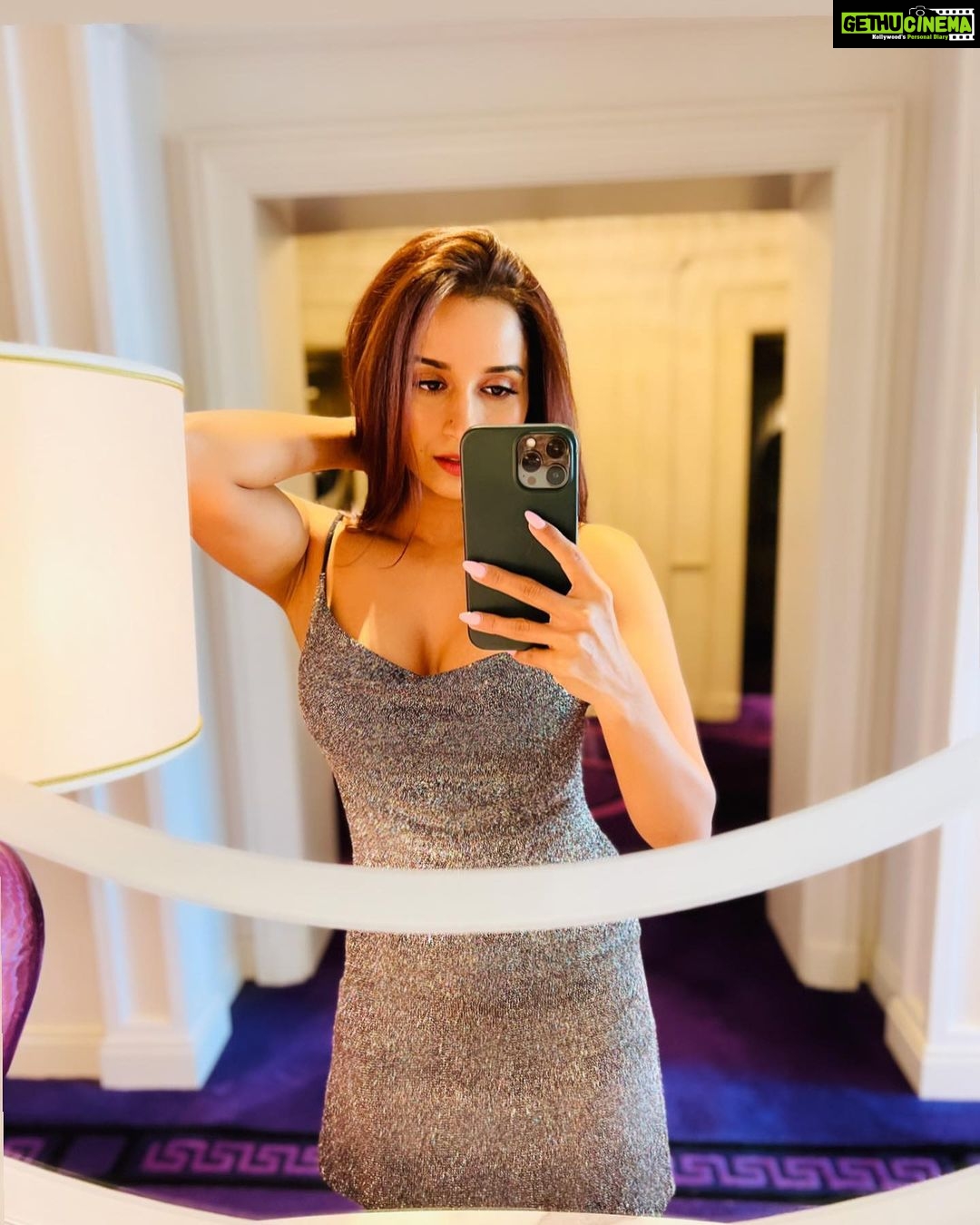 Pooja Bhalekar Instagram - When you only dress up for mirror selfies.. 🤭 . . . . . . . . . . . . . #luxurylifestyle #dubailife #fashionstyle #love #explore #fypage Palazzo Versace Hotel