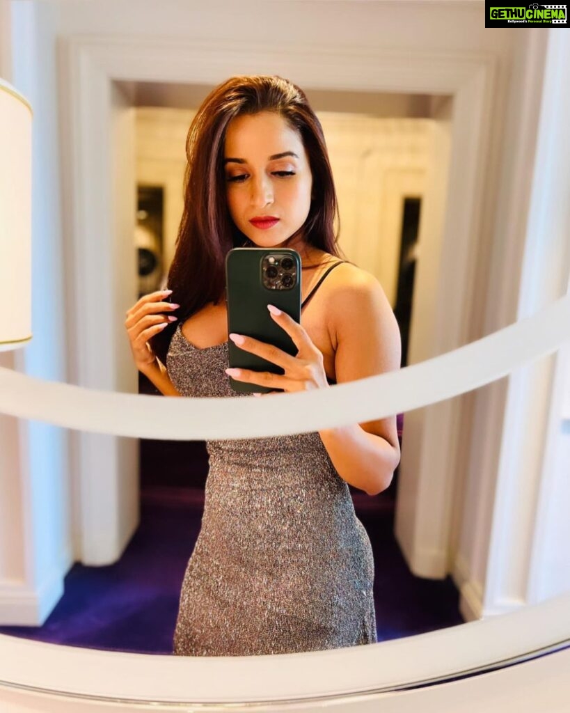 Pooja Bhalekar Instagram - When you only dress up for mirror selfies.. 🤭 . . . . . . . . . . . . . #luxurylifestyle #dubailife #fashionstyle #love #explore #fypage Palazzo Versace Hotel