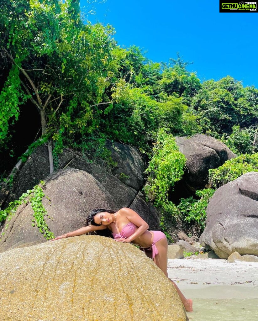 Pooja Bhalekar Instagram - ☀️Don’t forget to flip while sunbathing 👻 🥵 Crystal Bay, Silver Beach - Ko Samui