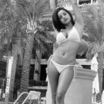 Pooja Bhalekar Instagram - Too hot for the summer ☀️🍹 . . @palazzoversacedubai @seafolly_me @seafollyaustralia Palazzo Versace Hotel
