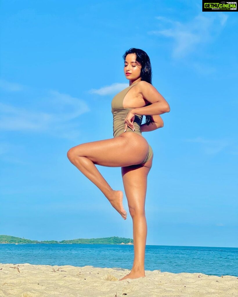 Pooja Bhalekar Instagram - B E F L A M A Z I N G 🦩🦩🦩 . . . . . . . . . . #newpost #fyp #ootd #bikini #beach #beachbody #potd #explore #sealife #nature #swimsuit #beachwear #poojabhalekar