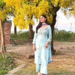 Prabh Grewal Instagram – ਜੁੜਦੇ ਤੇਰੇ ਨਾ ਦੇ ਅੱਖਰ ਸਰਗੀ ਵੇਲੇ ਨੂੰ…!!🌸

#prabhgrewalofficial #prabhgrewal 
Beautiful suit by 👗 @sui_dhaga_by_kiran