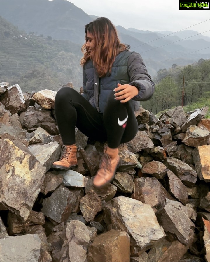 Pranati Rai Prakash Instagram - Hills! ⛰️🌲🌿🌻 and 💁🏻‍♀️ say,”Hi”! Queen of Hills