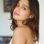 Pranati Rai Prakash Instagram - The wall looked empty, so I made some flowers. Just so we know, anything we find missing, we always have the power to make up for it! 🌻 Captured by @vikram_bawa 📸🙌