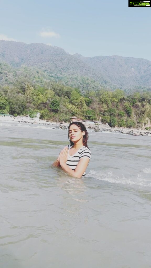 Pranati Rai Prakash Instagram - Had to dedicate a separate post for the dip in the divine Ganges, Rishikesh Thanks for the lovely clips @diksha._.rawat21 🙂 Rishikesh ऋषिकेश