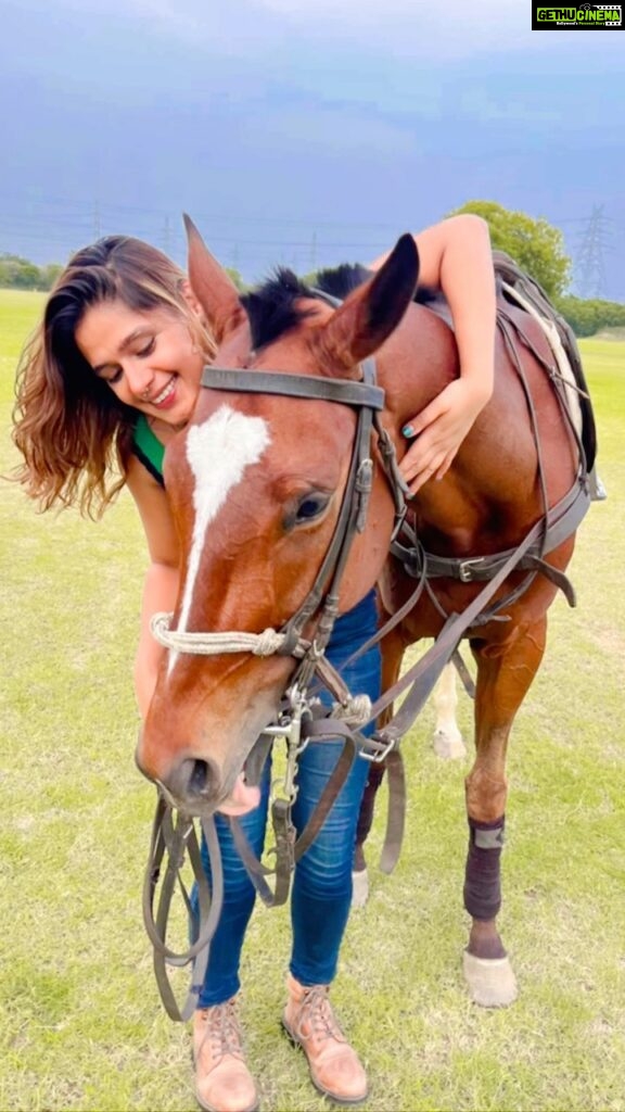 Pranati Rai Prakash Instagram - Breathing in calm, breathing out chaos. I went horse riding after ages! Riding under the clear blue sky…so beautiful! Her name is Spirit! 🤍 Thanks to @samirsuhag 🙌😊 I’m so glad we planned this!