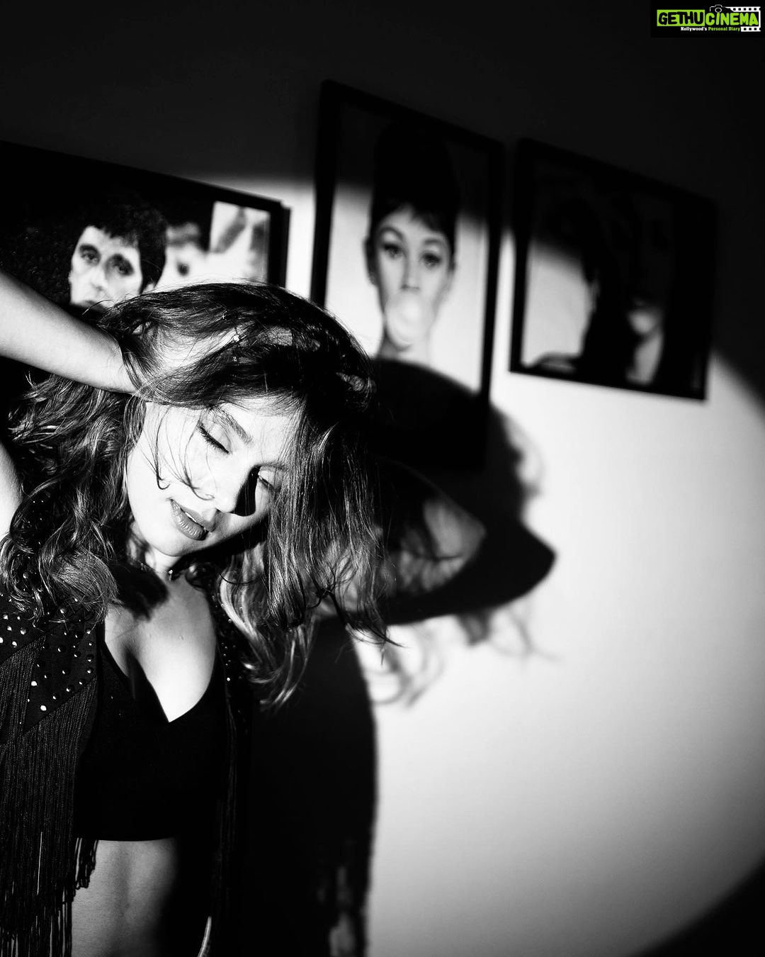 Pranati Rai Prakash Instagram - Here’s rounding up the week! A photoshoot, here’s one from the sacred wall in my house…pictures coming soon; gym, pilates and belly dancing, reading and journaling, a friend’s birthday and lotsss more of dancing and blushing! Haha…Surprise pap spotting, at a stage where I find it quite validating 🤫 and meetings, classes and auditions that I don’t have pictures from. 😌 Love how the pace of the city has calmed down because of monsoons! 🌿🌧️❤️