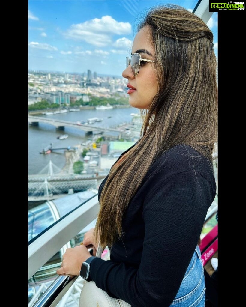 Pujita Ponnada Instagram - 🇬🇧🌁 ❤️ #pujitaponnada #ukdiaries #exploringuk #exploringlondon London Eye, London Uk