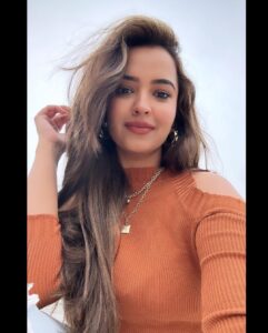 Pujita Ponnada Instagram - Selfie time 🤌🏻 #pujitaponnada #ukdiaries #happymorning ODEON Guildford
