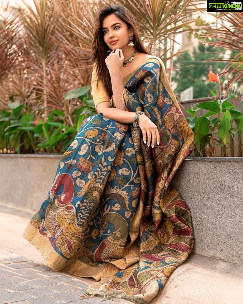 Pujita Ponnada Instagram - This beautiful saree deserves another post, so here it is 💙 Shot & edited @portsbyady Saree @vastra_kamakshi #pujitaponnada