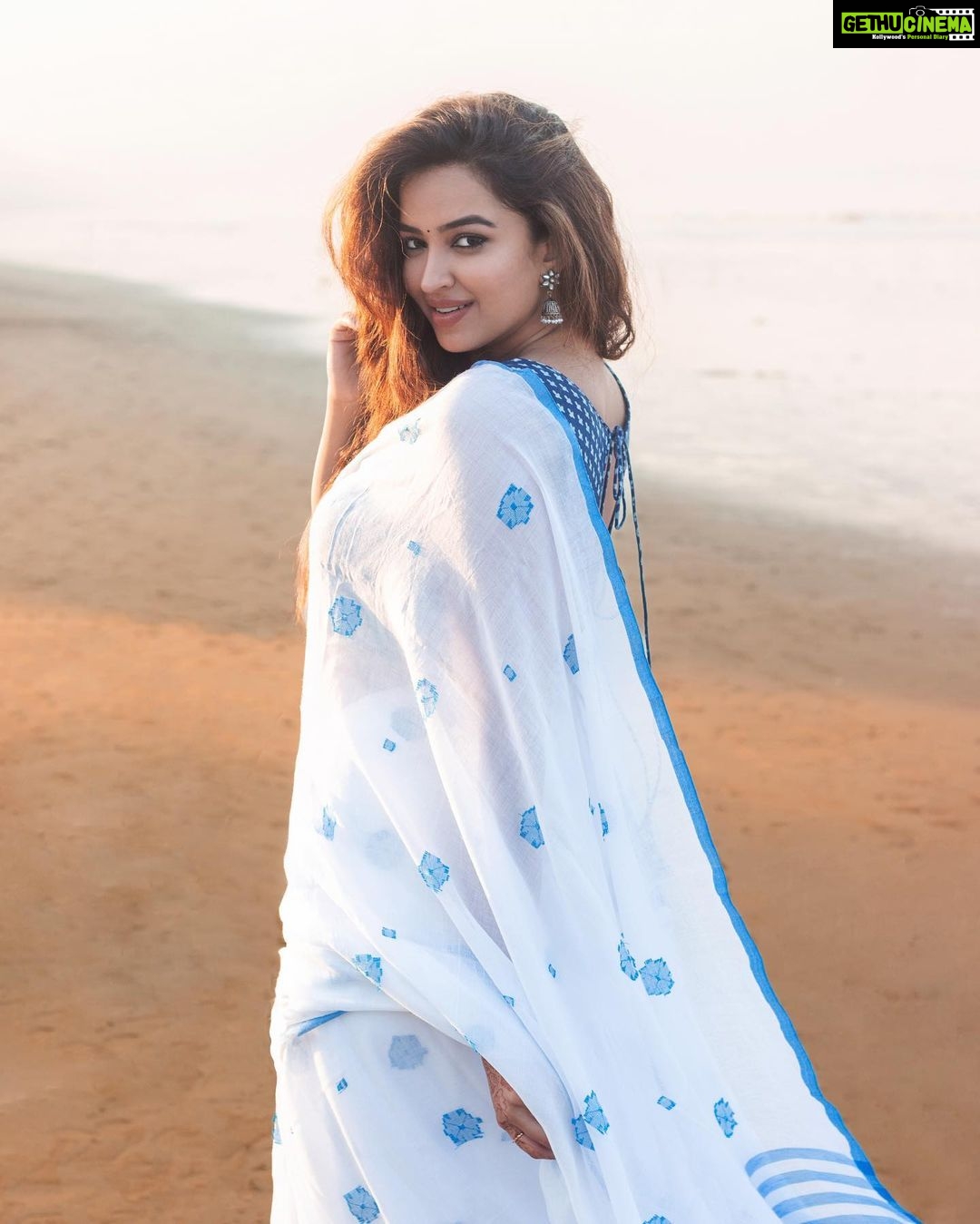 Pujita Ponnada Instagram - Welcoming 2023 with a heart full of gratitude, love, hope and faith. Forgiving the past and looking forward to a wonderful year ahead. Let’s all remember to be a little kinder to ourselves. Happy New Year ❤️ 📸 @vishwasgonsalves #pujitaponnada #happynewyear #2023
