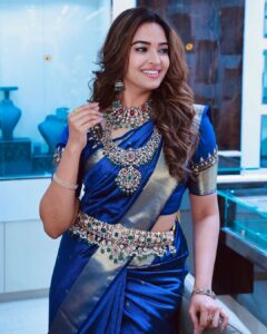 Pujita Ponnada Instagram - At the grand launch of Nallamalli NVR Jewellery store ✨

Jewellery @nvrnallamalli 
Saree @kanchipuramnarayanisilks 

#pujitaponnada