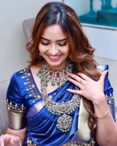 Pujita Ponnada Instagram - At the grand launch of Nallamalli NVR Jewellery store ✨

Jewellery @nvrnallamalli 
Saree @kanchipuramnarayanisilks 

#pujitaponnada