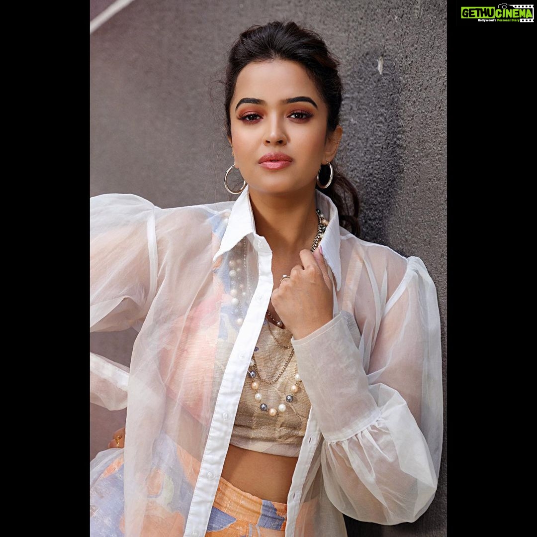 Pujita Ponnada Instagram - Orange is the new black 🍊 Clicked by @vclicksphactoryofficial Outfit @thevoguenaari Styling @salonij676 Makeup @aayushisinhamakeup Hairstylist @gadwalmounika #pujitaponnada #actor #happyweekend
