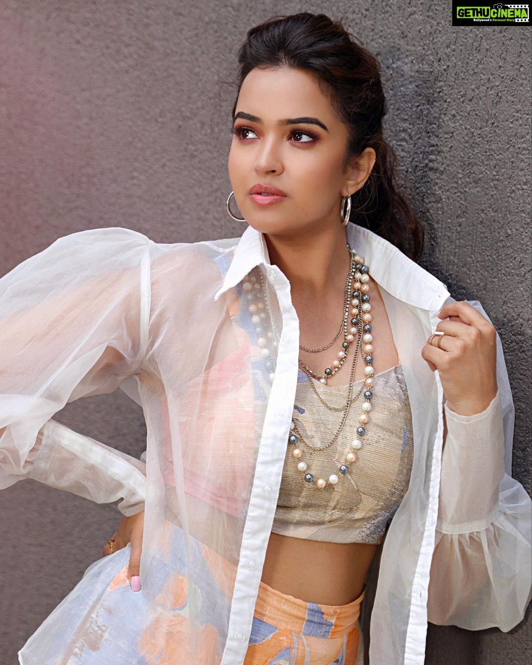 Pujita Ponnada Instagram - Do you like orange candy? ππ Shoutout to my amazing team: Clicked by @vclicksphactoryofficial Outfit @thevoguenaari Styling @salonij676 Makeup @aayushisinhamakeup Hairstylist @gadwalmounika #pujitaponnada #love #actor